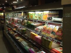 テロの後なので早めにホテルに帰るため、シャンゼリゼのスーパーモノプリに寄ってお土産や食べ物を買って帰りました。帰り道のPAULでも朝ごはん用のパンを買いました。
モノプリのお寿司はダメでしたが、サラダなどは美味しかったです。