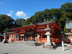 朱塗りの美しい社殿に
熊野速玉大神（イザナギノミコト）と
熊野夫須美大神（イザナミノミコト）が祀られています。
