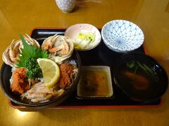 「やっぱりカニ食べてみたいね」って事で
割とリーズナブルに食べられるというお食事処田島へ。

このお店、HPも旅行雑誌にも夜の部17時からになってるけど、空いたのは17時半。
お客さんは寒い中行列に並んで店員が何度かその様子を見るも
何も説明がない。どうなっているのでしょう？？

主人はセイコガニ丼をオーダー。
カニ自体は美味しいけど、ご飯が全く進まないとのこと。。
よく考えると家でカニ食べる時っておかずにはしないかな。