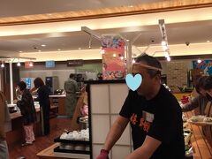 宿泊した嬉野館。

湯快リゾートグループの嬉野温泉施設です。
全く写真をとっておらず唯一夕食時の鮪解体ショーのみ写真が…

父が以前一人で来てよかったらしく今回家族で訪問することに。
私は初湯快リゾート施設。

施設は改装されているのかとてもきれい。
温泉の泉質もとろとろしていてとてもいいです。
露天風呂も大きくリラックスできます。
嬉野温泉は美人の湯らしいのでいっぱい入っておきました（笑）

朝食・夕食共にバイキング形式です。
滅茶苦茶たくさんの種類の食べ物がある、というわけではないですが
どれもおいしく地方ならではのものもあって楽しめます。

ここの２泊してのーんびりさせて頂きました。