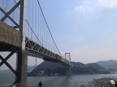 【旅行１日目】

車で一路九州へ。
いつも九州へ行く時は関門海峡本州側のＳＡで休憩します。
ここから関門橋が綺麗に見えます。

いい天気！