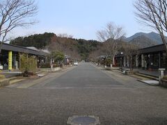 今度こそ焼き物ショッピングツアーへ。

平日なので閑散…
沢山の店がありすべては回りきれません。

焼き物がたくさんあって目移りします。
実は最近結婚したのですが海外在住の為、和食器不足に泣いておりました。
ここでやっと夫婦茶碗を購入。

他にも平皿や小鉢、小皿など数点購入。
食器って楽しい！