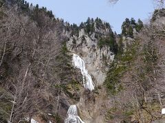 羽衣の滝に到着。
求めていた風景がここに。
晴れた日の滝を鑑賞することができた。