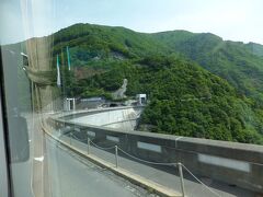 バスは奈川渡ダムの上を通過します。