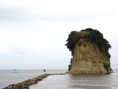 と思っていたのも束の間。

能登空港付近から雨が降りだしました。
見附島についた時にはまた雨もあがり、少々散策。
いやーホント軍艦島と言われるだけのことはありますね！
このサイズ、迫力あります。