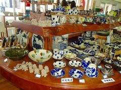 天気が良かったら「青の洞窟」でシュノーケルなんてことも考えていましたが...
帰ってからも、何かと忙しい年の瀬　海岸線をドライブしながらの〜んびり過ごそう
と、読谷のGala青い海へ　好みの可愛いやちむんが揃っていました。