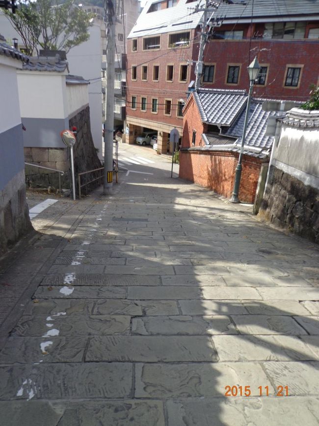 むっちゃ急な坂です。杖をついたお婆さんがオッチラ昇っていらっしゃいました。