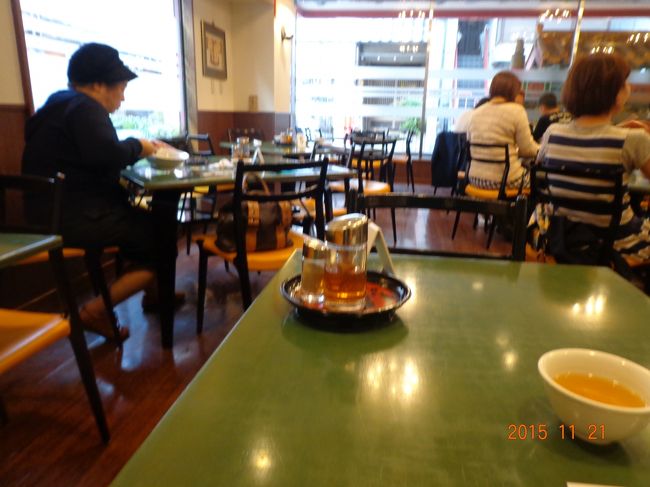 有名店「江山楼」です。３時半頃入店したのですが、１階は程よく空いていました。食べている途中でお客さんが増えてきましたが。