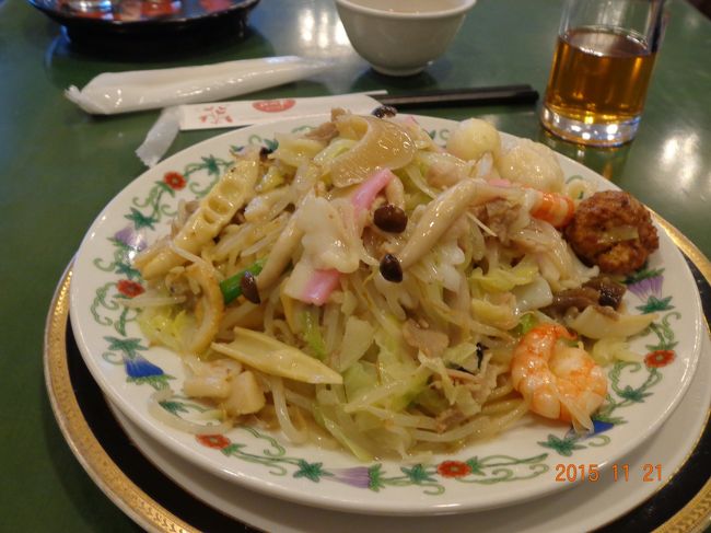 チャンポンはスープがある分お腹にズシンと来るので、特製皿うどんを。私は福岡生まれの福岡育ちですが、私にとっても「皿うどん」と言えばこのタイプでした。一般的な皿うどんは「パリパリ焼きそば」とかそういう呼び方されていたような気がします。おいしくて私満足。