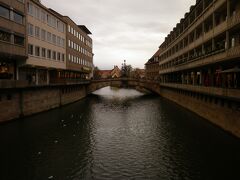 橋もクリスマス仕様。
ムゼウム橋から望むフライシュ橋。