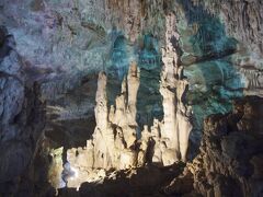 美しい鍾乳石柱、石筍