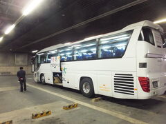 【クラブツーリズムのバス】

二人掛け2列、トイレ無し。
場所：新宿西口大型バス駐車場