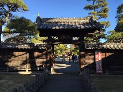 日本で最も古い学校として知られ
その遺跡は大正10年に国の史跡に指定されています。