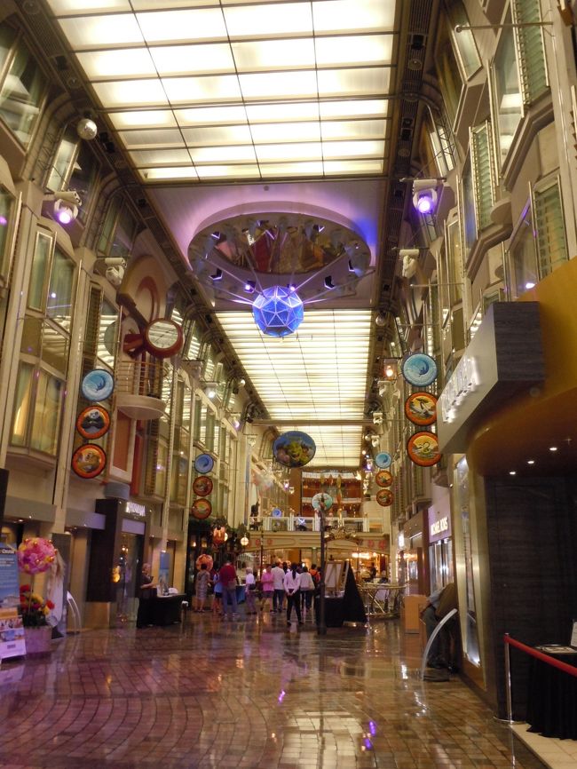 ロイヤル・プロムナードを縦に撮りました。<br />３〜４階分でしょうかね。