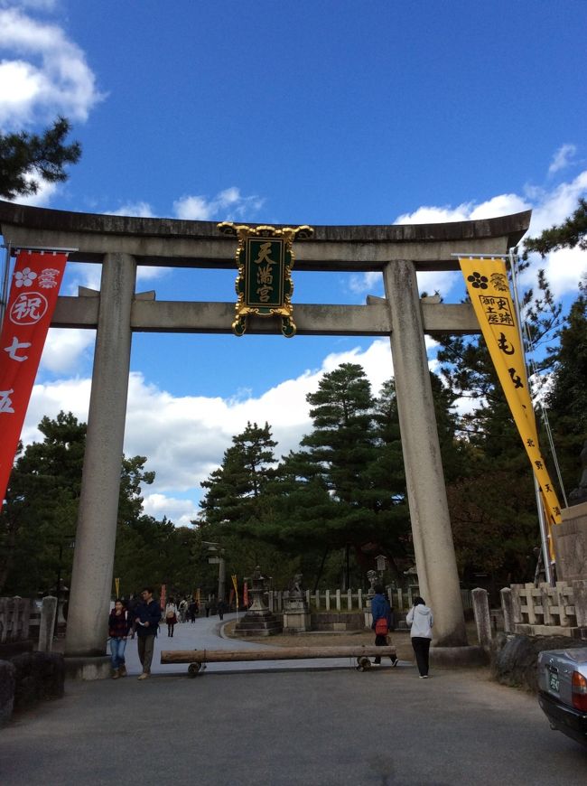 まだ紅葉には早かった北野天満宮。参拝客はそこそこいました。