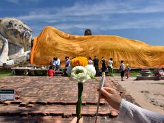 最後の観光は、涅槃仏で知られたワット・ローカヤ・スッター。予定より時間が押し気味だったので、ここでは２０分の滞在。

ここは、他と違って入場無料で24時間オープン。
ただし、花売りが居て、花を買ってお供えしろと寄ってくる。２０バーツで線香、花、金箔を買い、タイの仏像に参拝。
