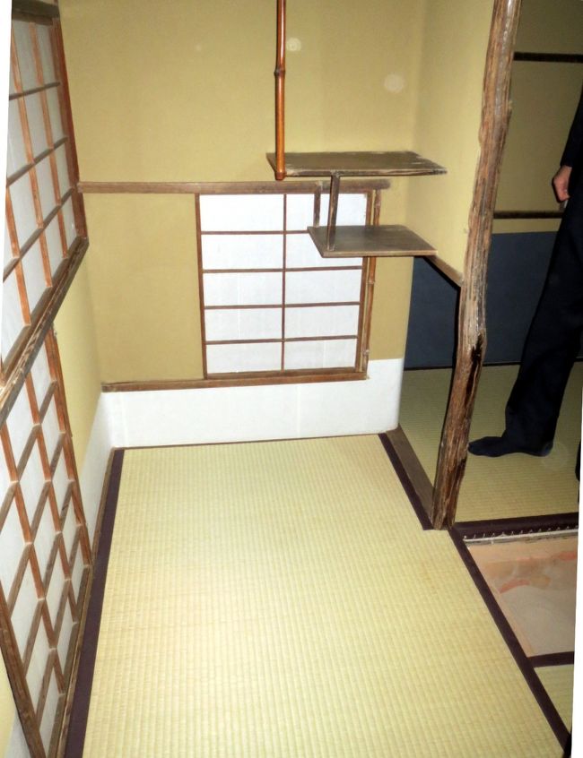 茶室　点前座　台目出炉です　設え棚２段