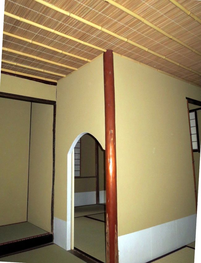 　茶室　重要部分　お床半分と給仕口　右に少し茶道口