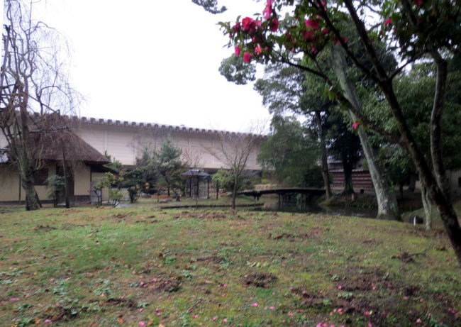 右へ廻って　茶室を　チラ見で進みます<br />ぼこぼこ　穴が開いてるのは　猪が　夜出没します