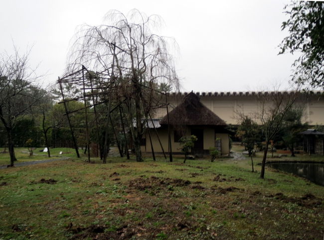 間もなく池が見えてきます　こちらもひどく荒らされている<br /><br />逮捕して銃殺にせんといかんね<br />学生時代修学院離宮にたまたま通りかかったので無申請で行った時<br />管理人に　「本当は　逮捕して銃殺する　とこやけど　と入れてくれたの思いだした<br />