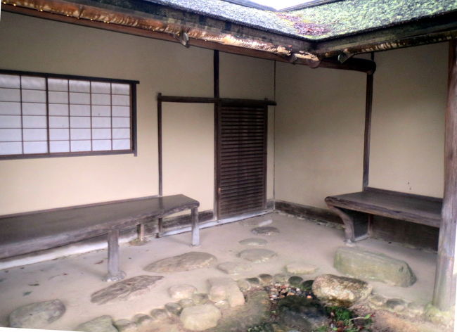 腰掛待合は　茶室内より大きい？です