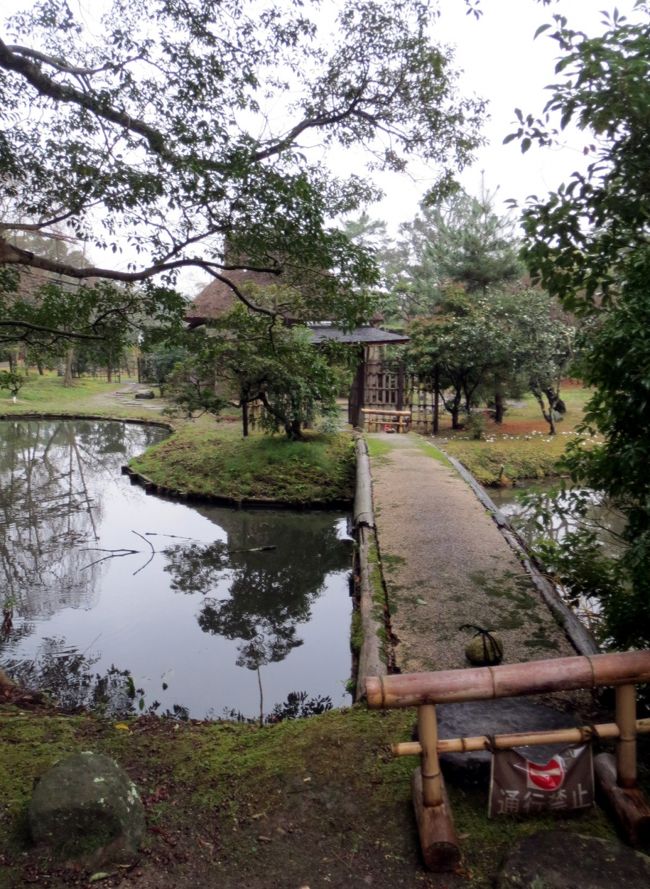 いよいよ茶室へ進みます　橋は通行止めです　結界が置かれていますが<br />またいで行ってください　場合により　門の中左に設置かも（石移動は館の許可とっていません）<br />橋　渡るは一応了解済　橋が体重に耐える保証はないとのことです　また風に吹かれて落ちても自力で這い上がってください　助けは　服が汚れるのでいたしません<br />