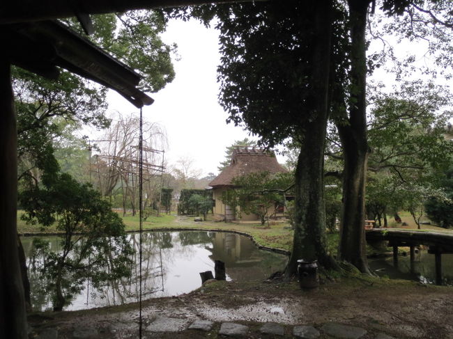 左腰掛待合に進みます　横にトイレ建物ありますが使えませんので注意