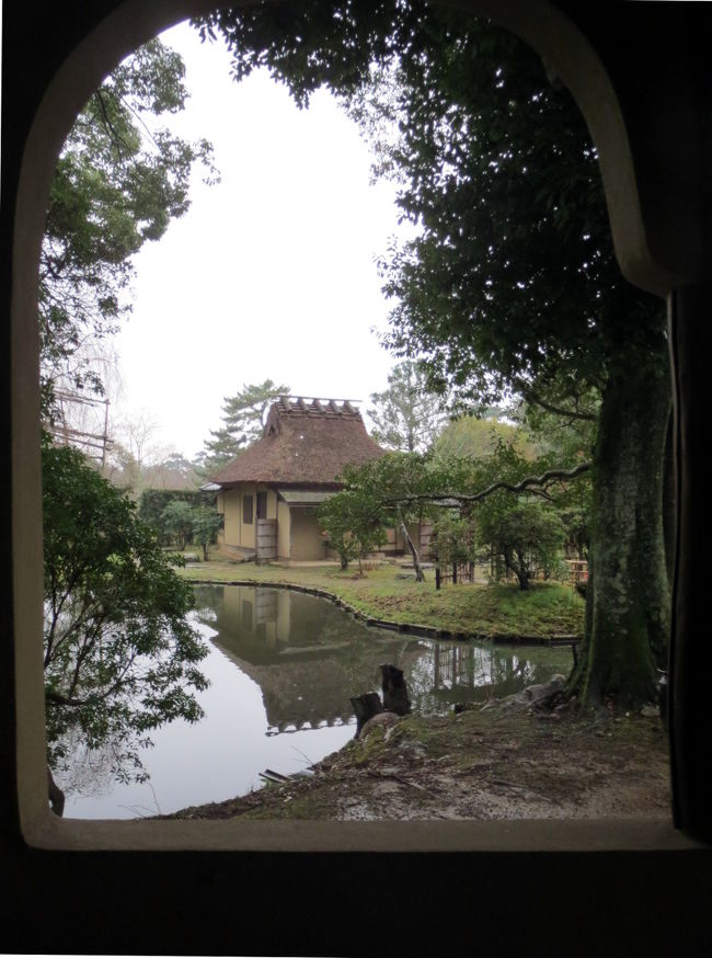 アーチ窓に茶室がはまり　良い構図