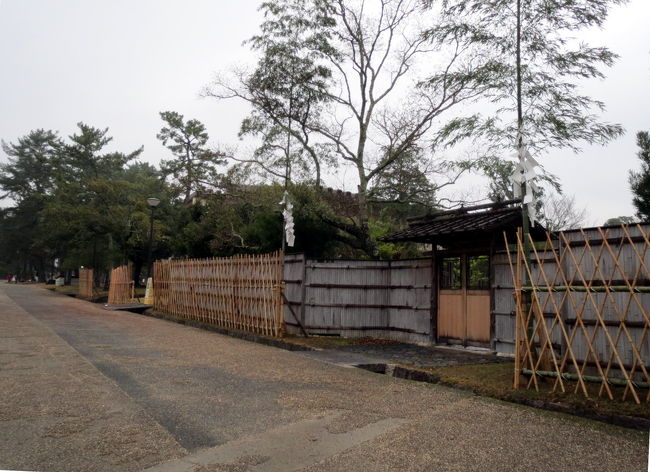 園地入り口は　厳重に施錠されています　竹の柵はたまたま御祭りの未片付け<br />の状態　中で処刑が行われるわけではありません