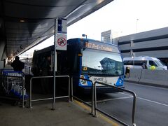 モントリオール空港から市内への747バス．

乗ろうとしたら，チケットを買ってくるように言われた．
