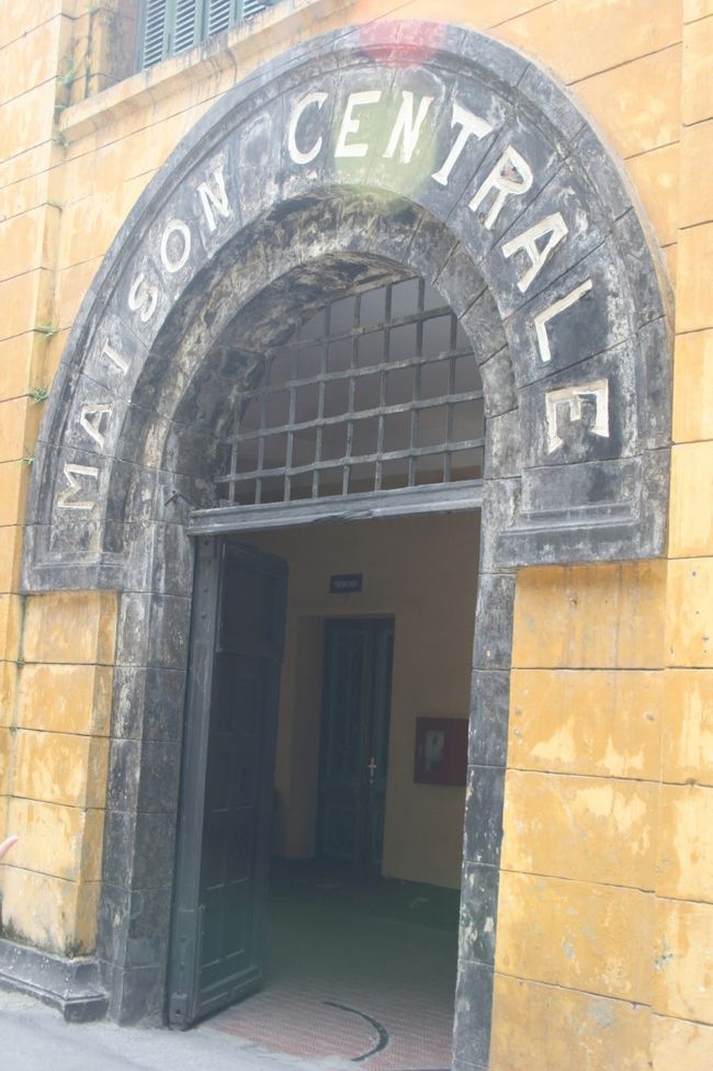 ベトナム史の暗部と言われているホアロー収容所に足を運びます。フランス統治時代に建てられた監獄で、ベトナム戦争時は捕虜収容所として使われた。処刑に使われたギロチンも展示されており、血塗られた歴史を肌に感じる。僕はその手の勘が弱いんですが、さすがに独房に入るだけでとんでもない圧力というか負のパワーを感じた。 