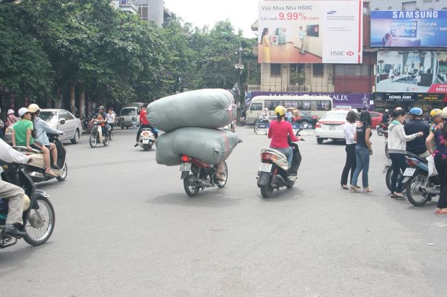 バイクに巨大な荷物を過積載している人。こんなものは序の口で、もっとすごい猛者を見たこともある。どこにバイクがあるのか分からないぐらい搭載しまくって、もはや荷物の山にしか見えなかった人とか。 