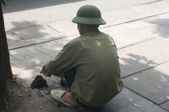 道端でよく分からない行為を繰り広げる地元おじさんも激写。 