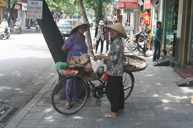 井戸端会議を繰り広げる地元おばさんを激写する。 