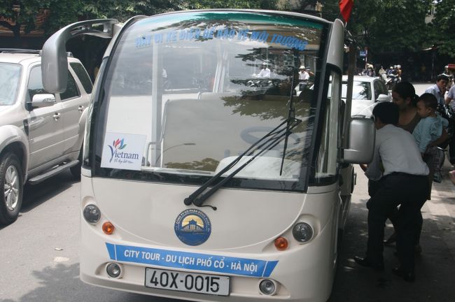 この日が本当にハノイ最終日。水上人形劇でも観に行くか！と思いたち、チケット売り場に朝早く行くも売り切れ状態。結構人気あるアトラクションなのね、と残念がって旧市街を再びグルグル回ることに。<br /><br />細い路地を歩き続けるのは疲れそうなので、観光客向け電気自動車に乗ることに。約30分かけて主だった路地を回って10,000VNDというコストパフォーマンスの良さ。取りあえず旧市街の全容を掴んだり、時間がないのでダイジェストで、という観光客にはかなりのお奨めだ。