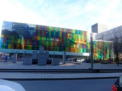 用事のあったモントリオール国際会議場．南壁面は色あざやかなカラーガラス．