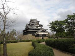 松江城 天守に到着
コンパクトで小さめの城ですな
