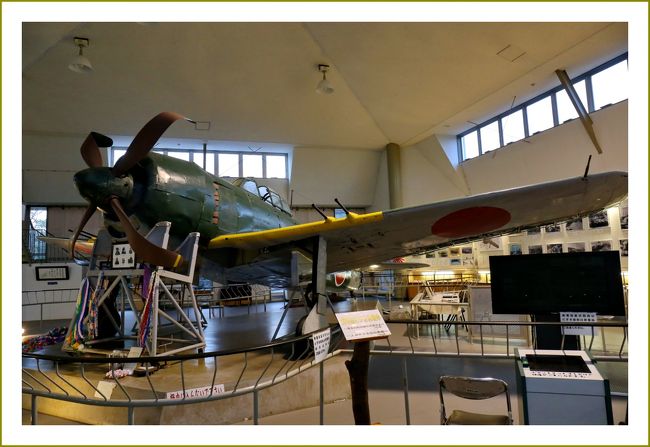 ∇紫電改展示館／愛媛県南宇和郡愛南町御荘平城<br />　昭和53年、愛南町久良湾で養殖いかだのアンカーを捜していたダイバーにより、湾内の長崎鼻沖２００ｍ海底４１ｍの地点で発見されました。<br />　