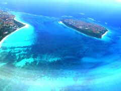 11：46

宮古島を離陸してすぐに見える来間島と前浜ビーチです

空から見ても前浜ビーチの前だけがエメラルドグリーンになっているのがよく分かります   白砂で遠浅の海にしか出せない色です（センターより左の少し上）