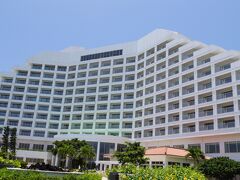 1：13

石垣空港にタイムズレンタカーの人がお迎えに来てくれて
レンタカーを借り、まず一番にインタコの前の真栄里ビーチへ

ここでも、ホテルの駐車場にレンタカーを止めてホテルの敷地を抜けると
真栄里ビーチなので便利です