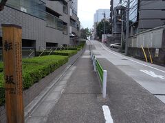 転坂

江戸時代から道が悪くよく転んだことから。

現代でも坂がうねっています。