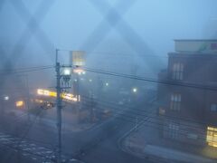 ５泊６日のうち、昨日の前半だけ雨模様でしたが、プラン通りの順番で日々の予定がこなせて嬉しかったです。

さて・・・最終日のお天気はどうかな・・・？天気予報では、晴れるはず・・・。

６時ころにカーテンを開けると・・・あら〜〜(';')！！すっごい霧〜〜！前の通りを挟んだ向こうが全く見えない〜。昨日の湿気が溜まってるんだろうな〜。