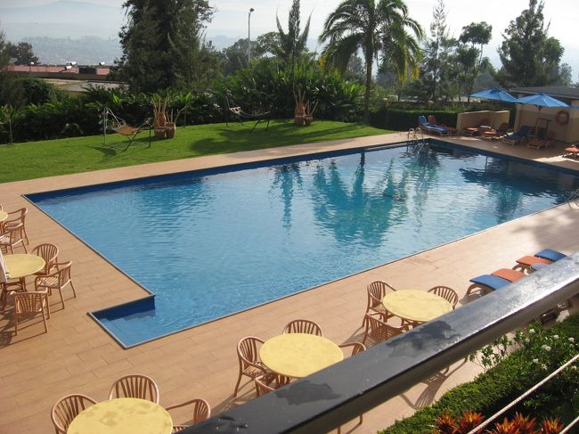 プールの水を生活水に使っていた映画のシーンを思いだした。