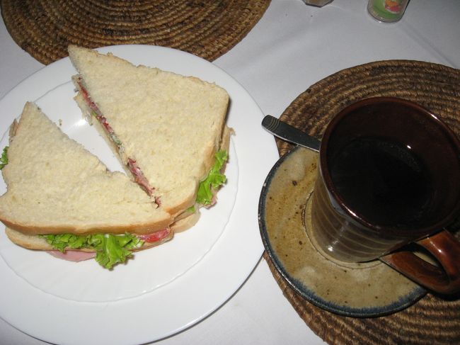 ところで旅行中の食事はとゆうと...<br />朝はホテルでルワンダ産コーヒーとミックスサンド☆<br />
