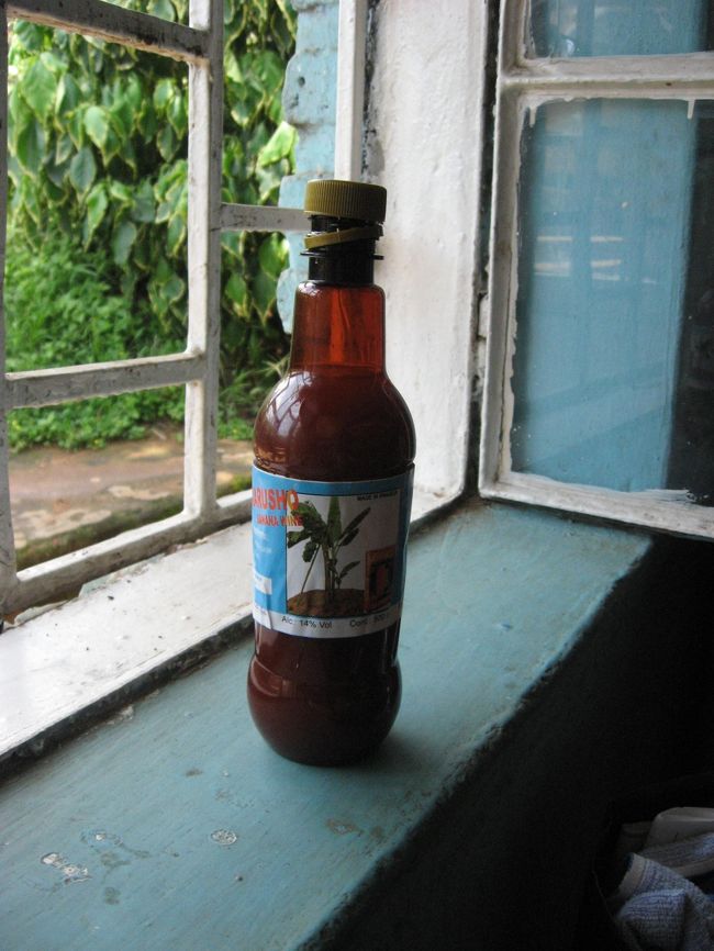 東アフリカで生産・消費されて、腐ったバターミルクのような味がするというバナナビールも飲んだ。