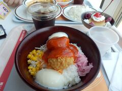 いきなりですが、、、
ランチのお写真をば。
日本食堂で、乗務員の賄い飯だった「ハチクマライス」をいただく。