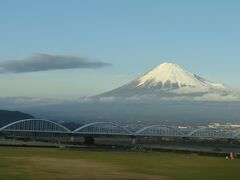 いつもは飛行機だが、久し振りの新幹線から富士山が綺麗に見えた。