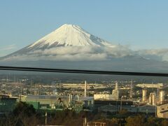 家からも冬は毎日富士が見えますが、
こんなに大きく綺麗には見えません。