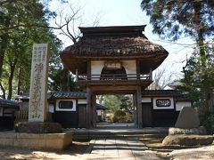 稲田禅房西念寺です。
稲田御坊とも言われています。
立派な山門が、凛としています。
茅葺きの山門は、珍しいです。
室町期に出来た物だそうです。

創建は、嘉元」2年(1304年）です。
正式名称は、別格本山稲田御坊西念寺です。
