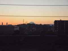 帰りの横須賀線の車窓から。
武蔵小杉--新川崎駅間で。

一日終わりです。
